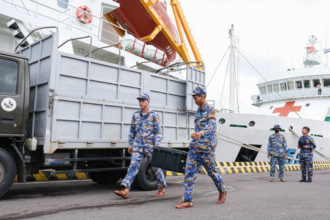 Mang không khí, ‘hơi ấm’ của Tết Nguyên đán ra Trường Sa - Ảnh 7. Mang không khí, ‘hơi ấm’ của Tết Nguyên đán ra Trường Sa - Ảnh 6.