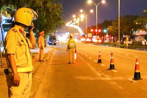 Người phụ nữ nhậu say, lái ô tô đi lạc rồi tông chết 1 thanh niên - Ảnh 1. Người phụ nữ nhậu say, lái ô tô đi lạc rồi tông chết 1 thanh niên - Ảnh 2.