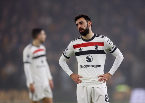 Bruno Fernandes lãnh thẻ đỏ, Man United lại thua - Ảnh 1.
