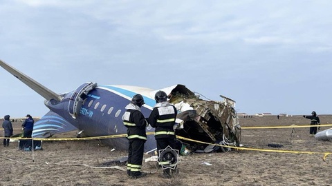 Azerbaijan Airlines công bố nguyên nhân vụ rơi máy bay chở 67 người - Ảnh 1. Azerbaijan Airlines công bố nguyên nhân vụ rơi máy bay chở 67 người - Ảnh 1.