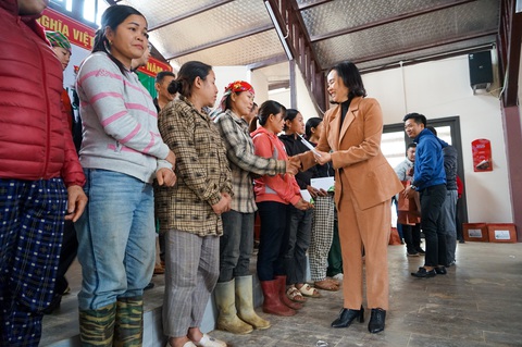 Mang con giống, thức ăn chăn nuôi