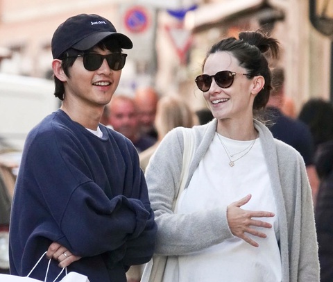 Song Joong Ki bày tỏ sự ngưỡng mộ dành cho bà xã - Ảnh 2.