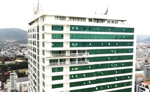 Dân 'tố' Mường Thanh Luxury vi phạm trật tự xây dựng, kiểm tra phát hiện cơi nới ban công - Ảnh 1. Cơi nới ban công trái phép trên tầng 41-42 Mường Thanh Luxury - Ảnh 1.