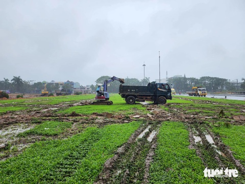 Quảng trường TP Quảng Ngãi thi công giữa trời mưa, tái diễn cảnh thấy 'đào' là thấy Tết - Ảnh 2.