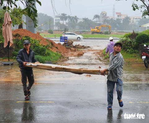 Xới tung quảng trường Phạm Văn Đồng thi công, bà con nói 'thấy đào là thấy Tết' - Ảnh 7.