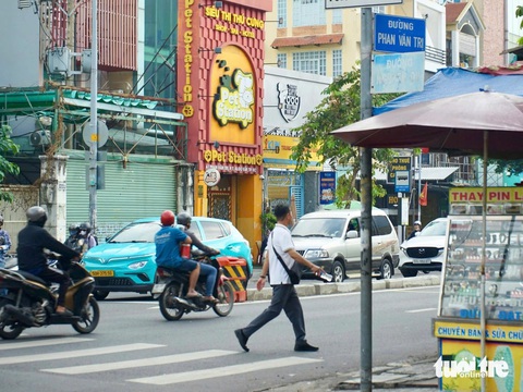 “Căng mắt” tìm bảng tên đường khi tham gia giao thông - Ảnh 1.