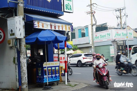 “Căng mắt” tìm bảng tên đường khi tham gia giao thông - Ảnh 2.