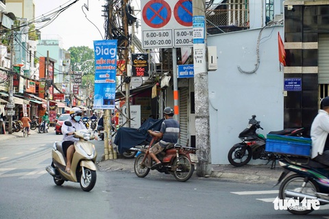 “Căng mắt” tìm bảng tên đường khi tham gia giao thông - Ảnh 7.