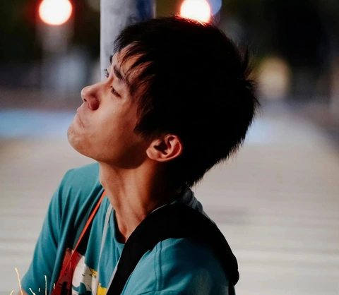 Dịch Dương Thiên Tỉ nhận 'mưa lời khen' trong phim mới, gây sốc với tạo hình gầy gò - Ảnh 5. Dịch Dương Thiên Tỉ nhận 'mưa lời khen' trong phim mới, gây sốc với tạo hình gầy gò - Ảnh 4.