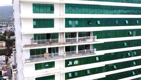 Ai thực hiện cơi nới ban công trái phép trên tầng 41-42 Mường Thanh Luxury? - Ảnh 1. Ai thực hiện cơi nới ban công trái phép trên tầng 41-42 Mường Thanh Luxury? - Ảnh 1.