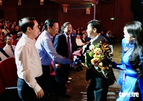 Quê hương biển gọi: Doanh nhân Jonathan Hạnh Nguyễn ủng hộ 4,790 tỉ đồng cho tỉnh Khánh Hòa - Ảnh 1. Doanh nhân Jonathan Hạnh Nguyễn ủng hộ 4,79 tỉ đồng cho tỉnh Khánh Hòa - Ảnh 1.