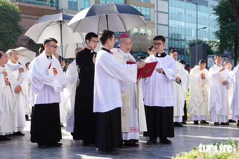 Khai mạc Năm Thánh tại nhà thờ Đức Bà Sài Gòn - Ảnh 1. Khai mạc Năm Thánh tại nhà thờ Đức Bà Sài Gòn - Ảnh 1.