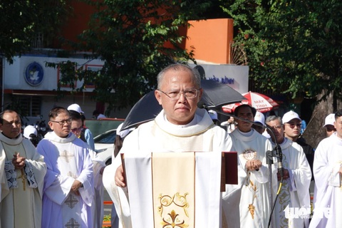 Khai mạc Năm Thánh tại nhà thờ Đức Bà Sài Gòn - Ảnh 2. Khai mạc Năm Thánh tại nhà thờ Đức Bà Sài Gòn - Ảnh 2.
