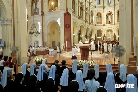 Khai mạc Năm Thánh tại nhà thờ Đức Bà Sài Gòn - Ảnh 7. Khai mạc Năm Thánh tại nhà thờ Đức Bà Sài Gòn - Ảnh 7.
