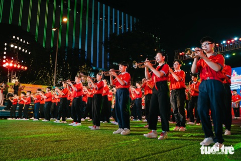 Du khách thích thú lắng nghe hơn 100 thiếu nhi biểu diễn nhạc kèn nói về TP.HCM - Ảnh 1. Người dân thích thú xem hơn 100 thiếu nhi biểu diễn nhạc kèn với chủ đề về TP.HCM - Ảnh 1.
