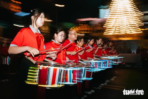 Du khách thích thú lắng nghe hơn 100 thiếu nhi biểu diễn nhạc kèn nói về TP.HCM - Ảnh 10. Người dân thích thú xem hơn 100 thiếu nhi biểu diễn nhạc kèn với chủ đề về TP.HCM - Ảnh 10.