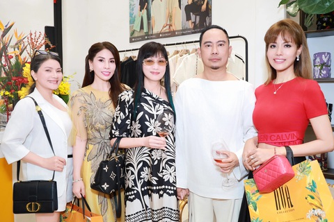'Nữ hoàng ảnh lịch', Á hậu Băng Châu hội ngộ dàn mỹ nhân Việt - Ảnh 1. Dàn mỹ nhân Việt mừng Võ Việt Chung ra mắt Nưa Collection - Ảnh 1.