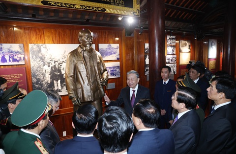 Tổng Bí thư Tô Lâm dâng hương tưởng niệm Chủ tịch Hồ Chí Minh tại Nghệ An - Ảnh 4. Tổng Bí thư Tô Lâm dâng hương tưởng niệm Chủ tịch Hồ Chí Minh tại Nghệ An - Ảnh 4.