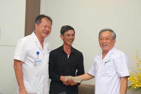Cuộc hội ngộ đặc biệt sau 14 năm thực hiện ca ghép gan từ người hiến chết não đầu tiên tại Việt Nam - Ảnh 1. Cuộc hội ngộ đặc biệt sau 14 năm thực hiện ca ghép gan từ người hiến chết não đầu tiên tại Việt Nam - Ảnh 1.