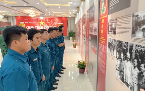Trưng bày 250 hình ảnh, tư liệu quý về Chủ tịch Hồ Chí Minh và những 'Vị tướng trong lòng dân' - Ảnh 2. Trưng bày 250 hình ảnh, tư liệu quý về Chủ tịch Hồ Chí Minh và những 'Vị tướng trong lòng dân' - Ảnh 2.