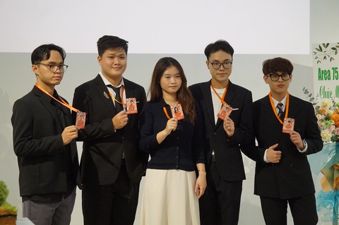 Những bức tranh yên bình và những tấm lòng xoa xịu nỗi đau da cam - Ảnh 2. Những bức tranh yên bình và những tấm lòng xoa xịu nỗi đau da cam - Ảnh 2.