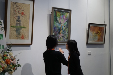 Những bức tranh yên bình và những tấm lòng xoa xịu nỗi đau da cam - Ảnh 1. Những bức tranh yên bình và những tấm lòng xoa xịu nỗi đau da cam - Ảnh 1.