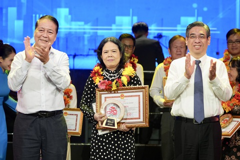 Chủ tịch Phan Văn Mãi: Xây dựng TP.HCM là thành phố văn hóa, nhân văn - Ảnh 2. 'Thành phố cam kết đầu tư, tạo môi trường cho sáng tạo văn học nghệ thuật' - Ảnh 3.