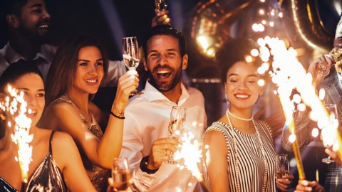 Ngoài ăn nho vào đêm giao thừa, các quốc gia trên thế giới đón năm mới như thế nào? - Ảnh 1. Ngoài ăn nho vào đêm giao thừa, các quốc gia trên thế giới đón năm mới như thế nào? - Ảnh 1.