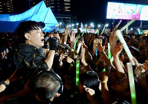 Trúc Nhân, Karik, MONO chiêu đãi khán giả City Tết Fest hàng loạt bản hit - Ảnh 2. Trúc Nhân, Karik, MONO chiêu đãi khán giả City Tết Fest hàng loạt bản hit - Ảnh 2.