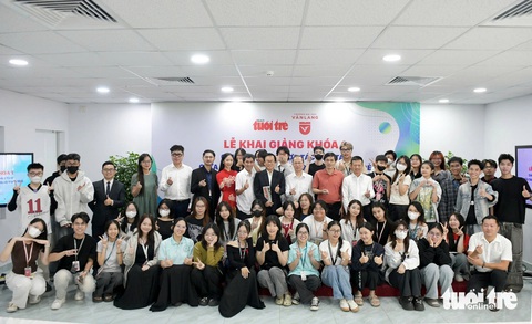 Lần đầu tiên 400 sinh viên Trường đại học Văn Lang học tại tòa soạn báo Tuổi Trẻ - Ảnh 9.