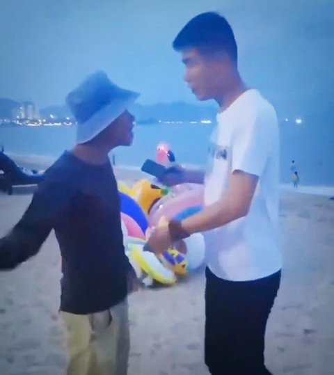 Tự nhận quản lý bãi biển, thu tiền trái phép du khách trên bãi biển Nha Trang - Ảnh 1. Tự nhận quản lý bãi biển Nha Trang, thu tiền trái phép du khách - Ảnh 1.