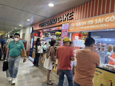 Dịch vụ ăn uống, chờ xuất nhập cảnh vẫn ám ảnh du khách đi, đến Tân Sơn Nhất - Ảnh 2.