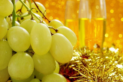 Ngoài ăn nho vào đêm giao thừa, các quốc gia trên thế giới đón năm mới như thế nào? - Ảnh 9. Ngoài ăn nho vào đêm giao thừa, các quốc gia trên thế giới đón năm mới như thế nào? - Ảnh 9.