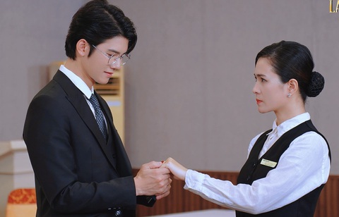 Mẹ lao công học yêu: Xem nhiều và chê thậm tệ - Ảnh 3. Mẹ lao công học yêu sao lại cho cả... máy quay vào hình? - Ảnh 3.