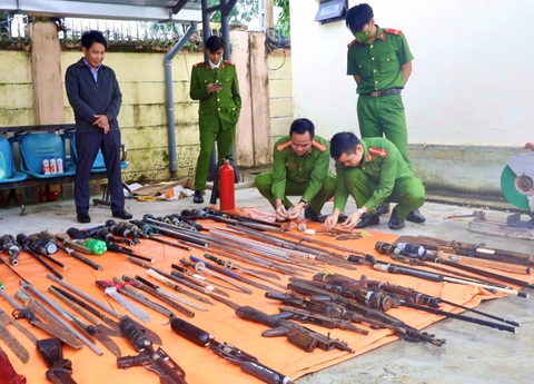 Công an Quảng Ngãi 'biến' súng đạn thành sắt vụn - Ảnh 2.