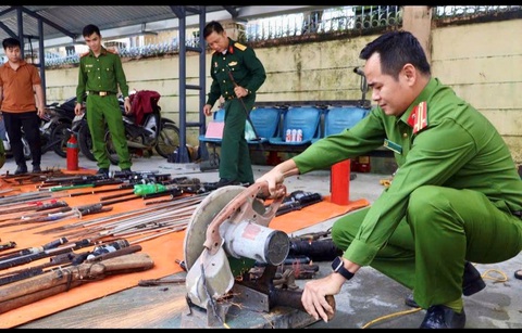 Công an Quảng Ngãi 'biến' súng đạn thành sắt vụn - Ảnh 1.