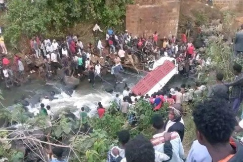 Xe tải chở đầy người lao xuống sông, 71 người chết ở Ethiopia - Ảnh 1. Xe tải chở đầy người lao xuống sông, 71 người chết ở Ethiopia - Ảnh 1.