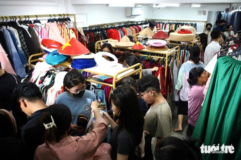Sôi động dịch vụ cho thuê áo dài - Ảnh 1.