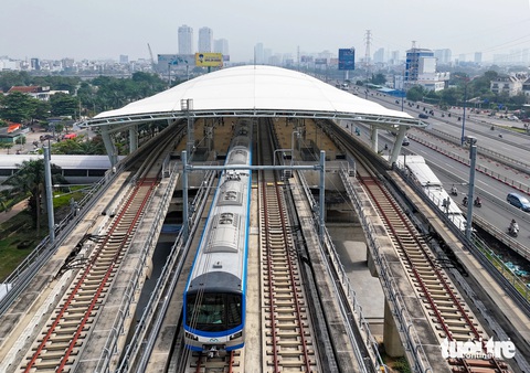 Metro số 1 nhộn nhịp ngày cuối năm, sẽ tăng cả số chuyến và giờ chạy - Ảnh 12.