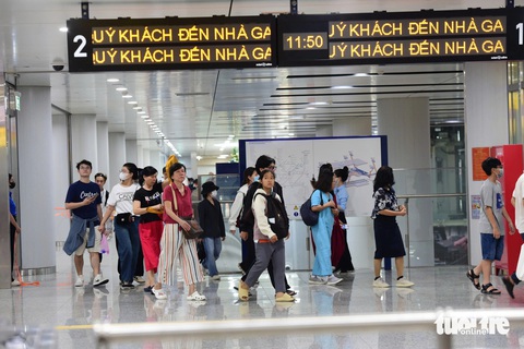 Metro số 1 nhộn nhịp ngày cuối năm, sẽ tăng cả số chuyến và giờ chạy - Ảnh 7.