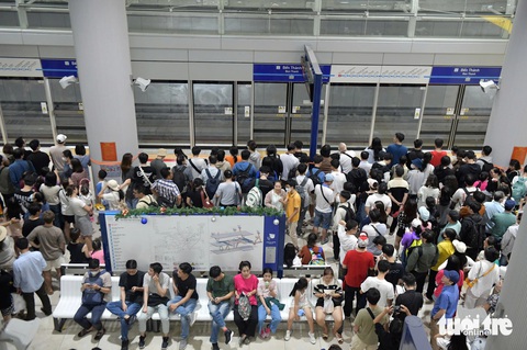 Metro số 1 nhộn nhịp ngày cuối năm, sẽ tăng cả số chuyến và giờ chạy - Ảnh 5.