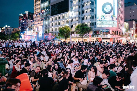 Cả nước đón năm mới 2025: Khắp chốn pháo hoa rền vang tỏa sáng bầu trời - Ảnh 8.