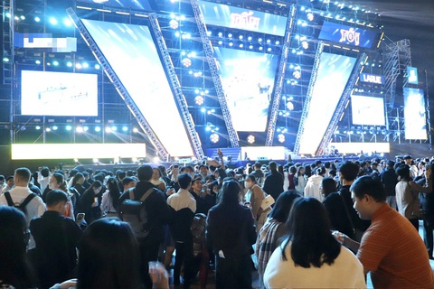 Cả nước đón năm mới 2025: Nhiều người xếp hàng từ sáng để 'quẩy' tưng bừng - Ảnh 6. Cả nước đón năm mới 2025: Khắp chốn pháo hoa rền vang tỏa sáng bầu trời - Ảnh 20.