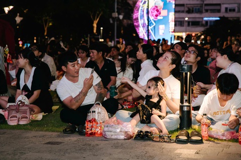 Cả nước đón năm mới 2025: Bạn trẻ xếp hàng từ sáng, trời mưa vẫn 'cháy' hết mình - Ảnh 8. Cả nước đón năm mới 2025: Pháo hoa rền vang khắp chốn - Ảnh 11.