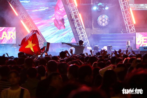 Cả nước đón năm mới 2025: Bạn trẻ xếp hàng từ sáng ngóng idol - Ảnh 10. Cả nước đón năm mới 2025: Khắp chốn pháo hoa rền vang tỏa sáng bầu trời - Ảnh 21.
