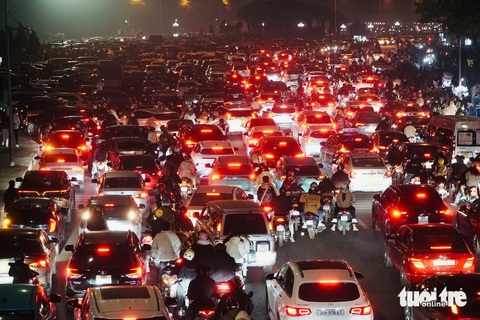 Cả nước đón năm mới 2025: Đà Lạt bắn pháo hoa sớm, bế mạc Festival Hoa - Ảnh 7. Cả nước đón năm mới 2025: Khắp chốn pháo hoa rền vang tỏa sáng bầu trời - Ảnh 7.