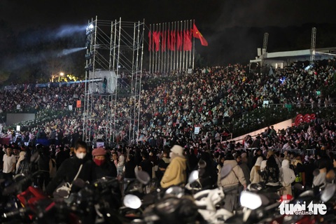 Cả nước đón năm mới 2025: Đà Lạt bắn pháo hoa sớm, bế mạc Festival Hoa - Ảnh 24. Cả nước đón năm mới 2025: Khắp chốn pháo hoa rền vang tỏa sáng bầu trời - Ảnh 27.