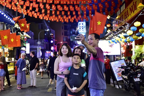 Cả nước đón năm mới 2025: Bạn trẻ xếp hàng từ sáng, trời mưa vẫn 'cháy' hết mình - Ảnh 10. Cả nước đón năm mới 2025: Pháo hoa rền vang khắp chốn - Ảnh 10.