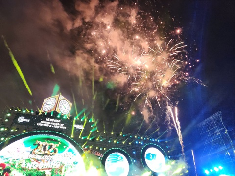 Cả nước đón năm mới 2025: Đà Lạt bắn pháo hoa sớm, bế mạc Festival Hoa - Ảnh 23. Cả nước đón năm mới 2025: Khắp chốn pháo hoa rền vang tỏa sáng bầu trời - Ảnh 26.