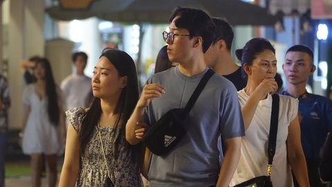 Cả nước đón năm mới 2025: Bạn trẻ xếp hàng từ sáng, trời mưa vẫn 'cháy' hết mình - Ảnh 14. Cả nước đón năm mới 2025: Pháo hoa rền vang khắp chốn - Ảnh 17.